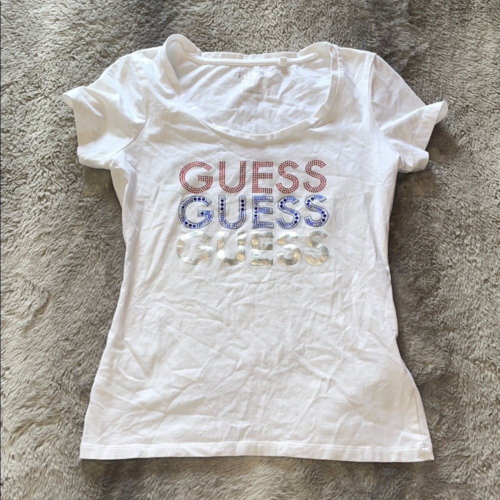 Guess White T-Shirt with Multicolor Logo ❤️